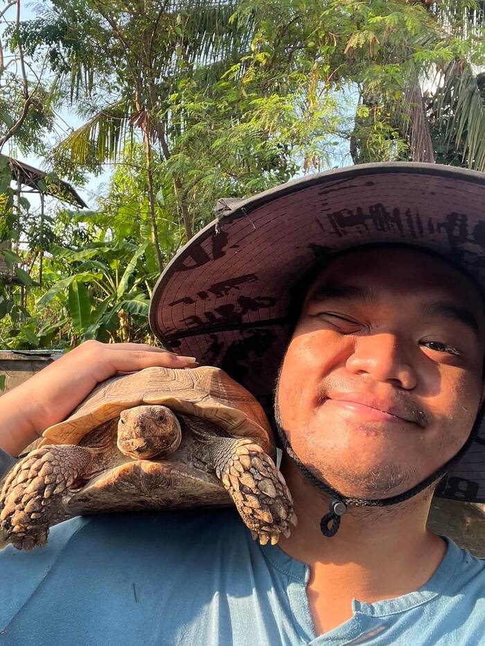 เจ้าของฟาร์มกับเต่าซูคาต้าบนบ่า ที่เก็ตไกด์ฟาร์ม อุบลราชธานี