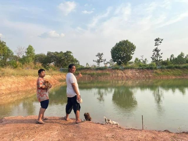 ครอบครัวที่บ่อสวย หนึ่งในบ่อน้ำของฟาร์ม